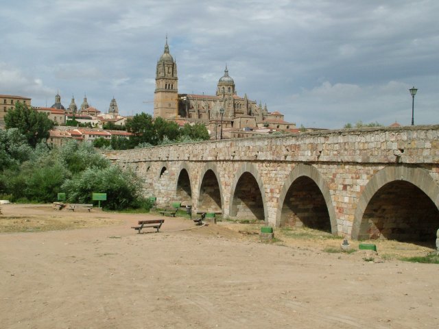 Vista parcial de la ciudad con el puerte romano en primer  lugar