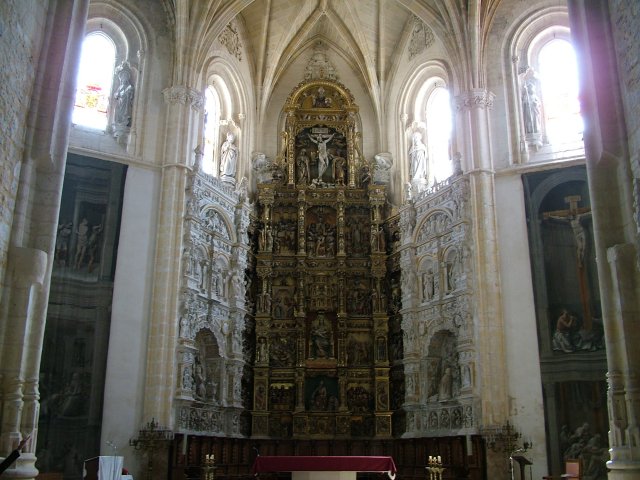 Vista del Altar Mayor y los retablos de los marqueses de Villena