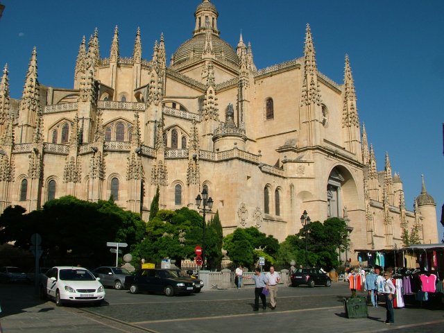 Vista parcial de la Catedral y de la puerta principal