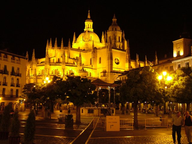 Vista uluminada de la Catedral desde la Plaza Mayor
