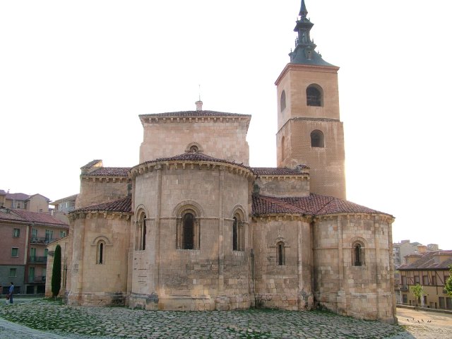 Iglesia de San Millán  de bellos pórticos a ambosnlados 